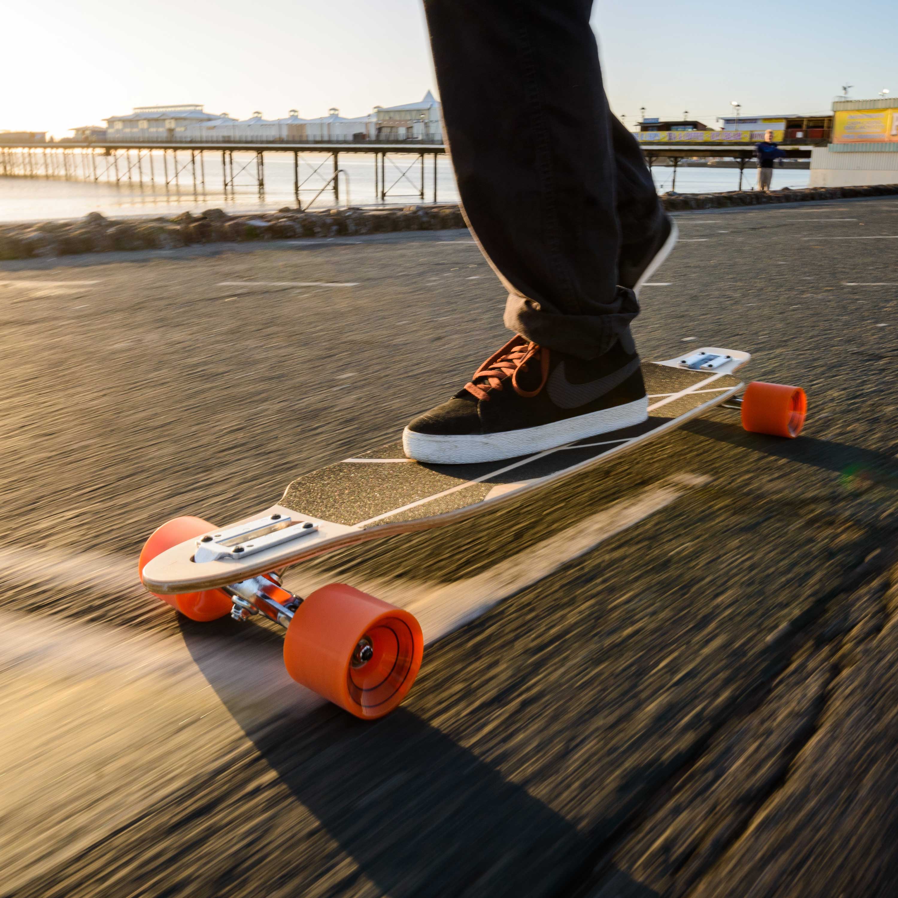 Freestyle longboard with symmetric deck
