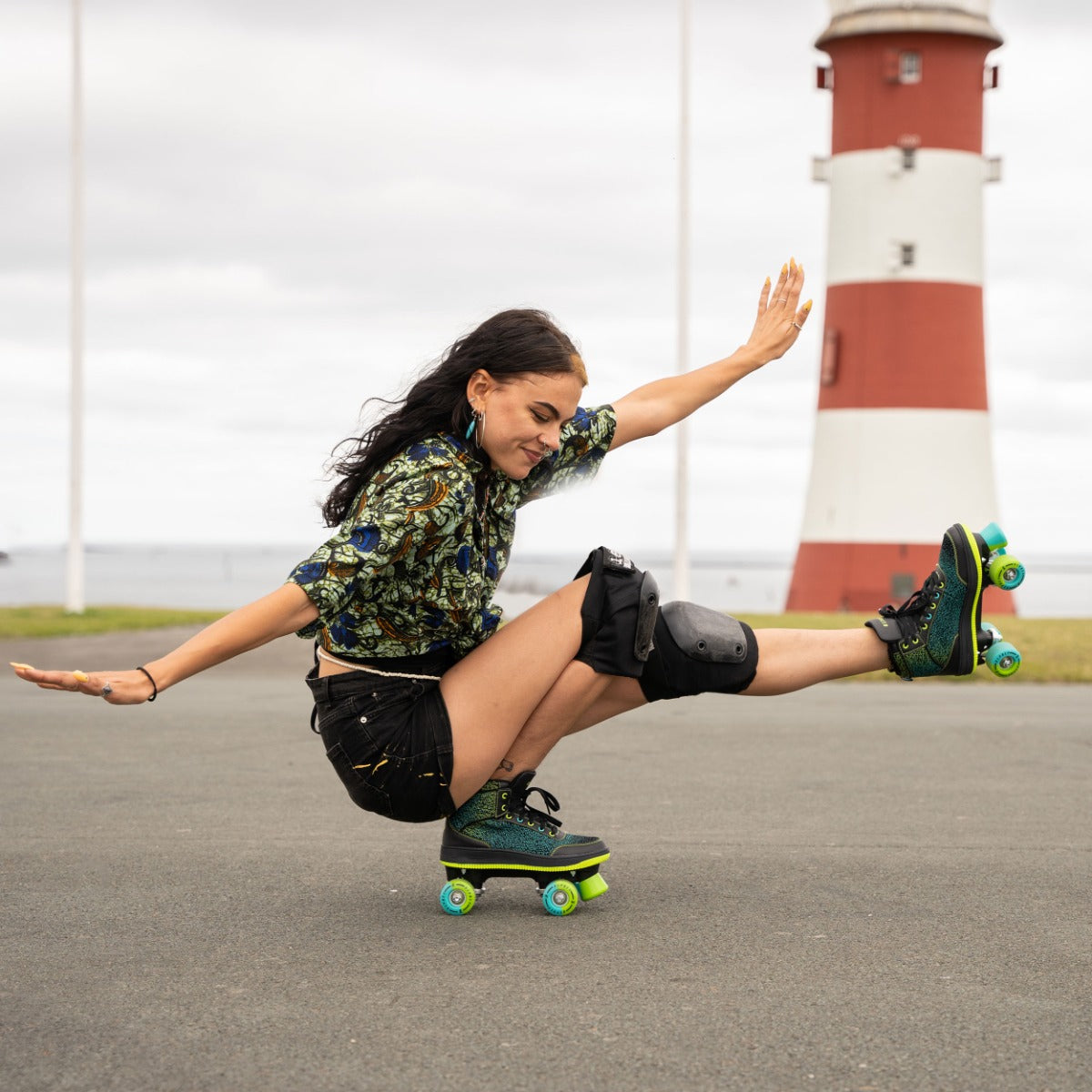 Mid Top Raver Roller Skates - Green